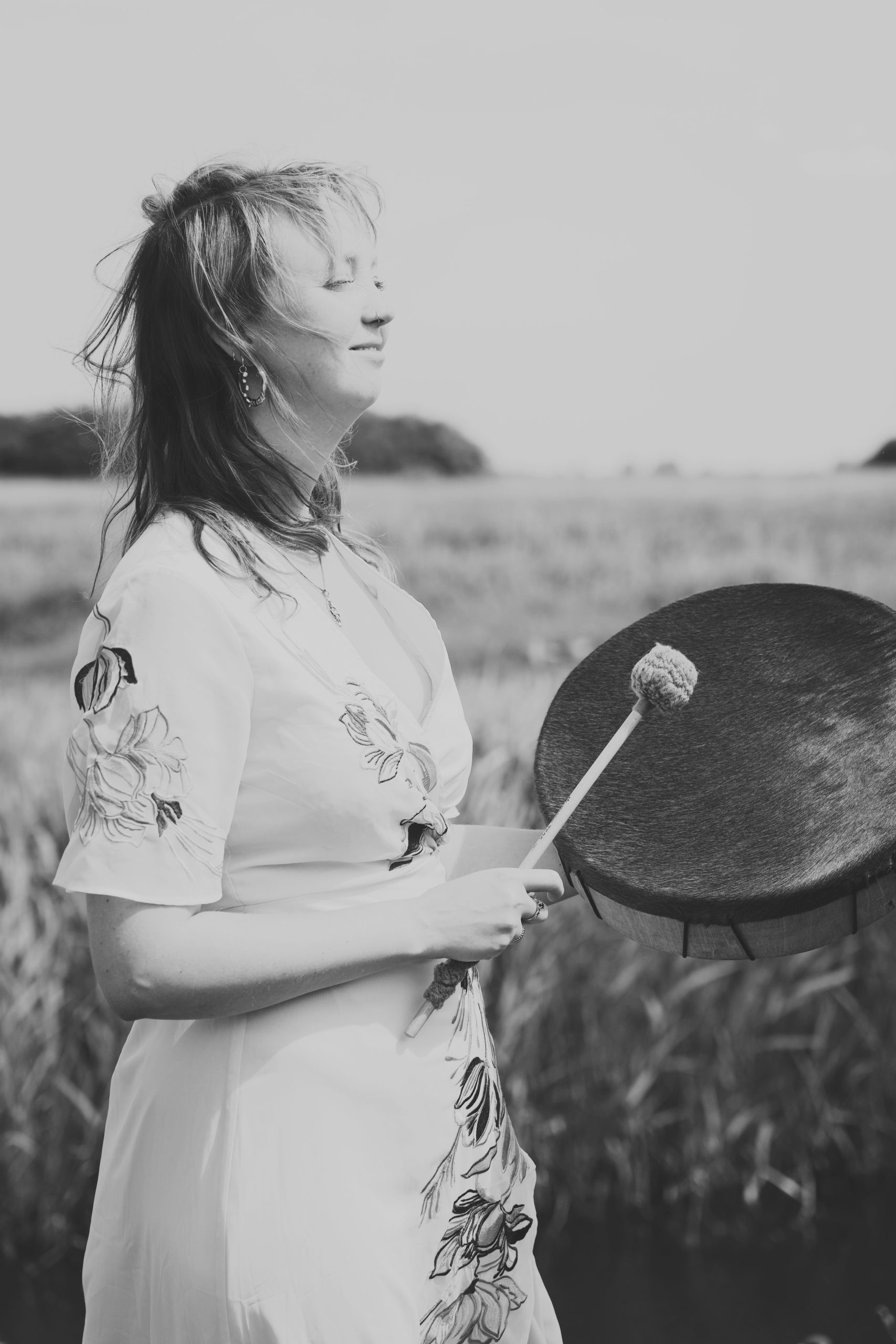 Lotte Boekhout holding a frame drum